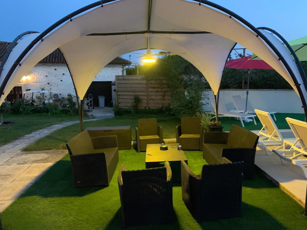 Le Jardin Des Hirondelles Bed & Breakfast Blanzaguet-Saint-Cybard Exterior foto